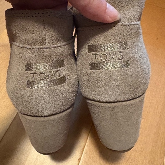 Toms  lace up ankle booties boots tan suede sz 10W new - Picture 4 of 6